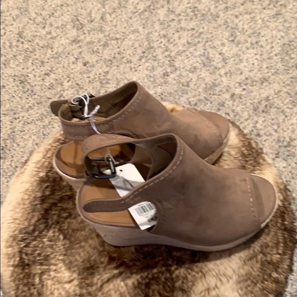 Jute heeled wedge Swede sandal.